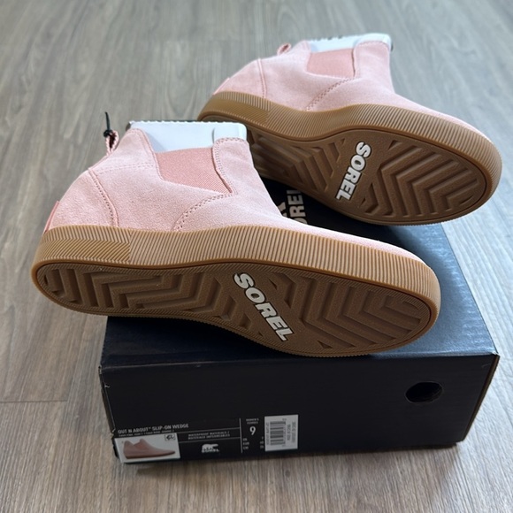NWT Sorel Pink Ankle Suede Booties with Elastic Panels Waterproof - Picture 3 of 5